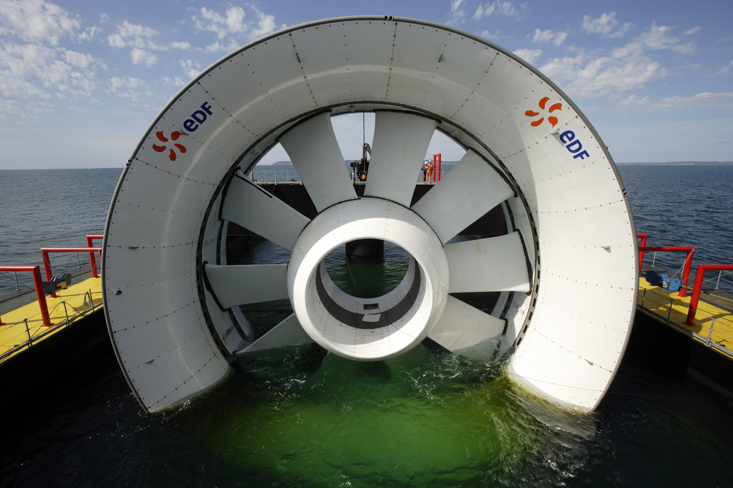 Photographie Professionnelle Corporate d'une turbine d'hydrolienne EDF lors d'essais en mer dans la baie de Douarnenez en Bretagne