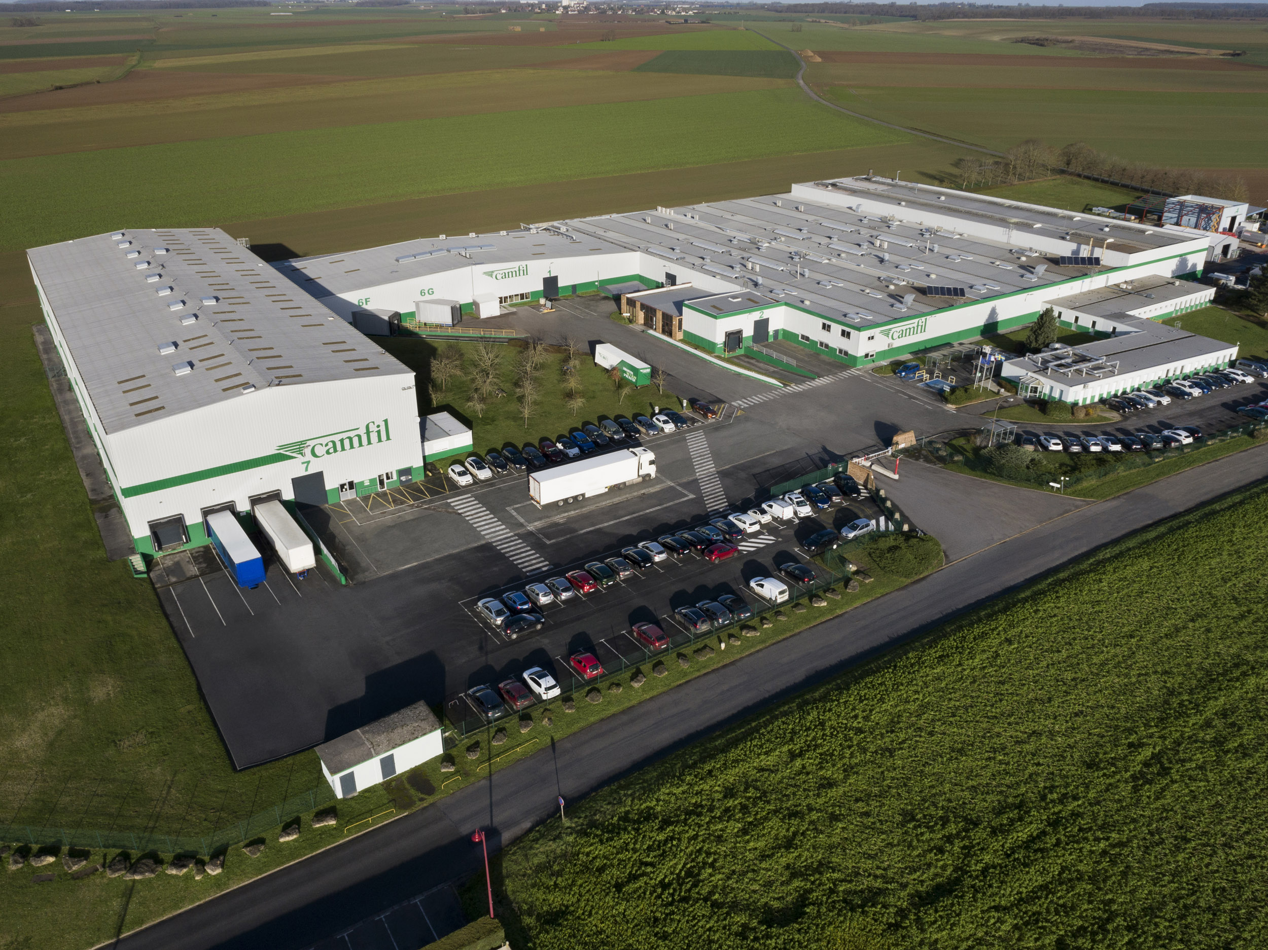 Photographie aérienne par drone d'un site de production d'une entreprise industrielle réalisée par un télé-pilote de drone professionnel