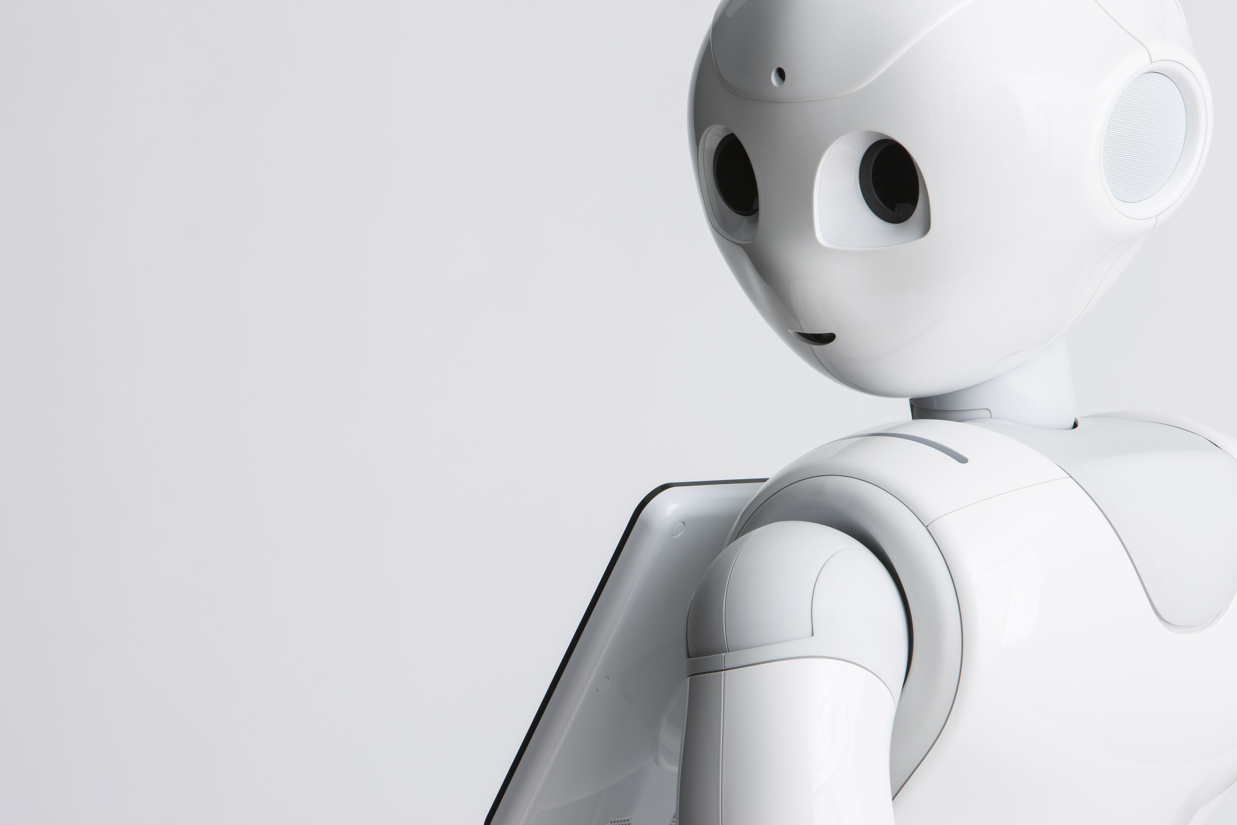 Photographie professionnelle de packshot produit du robot Pepper en studio photo sur fond blanc