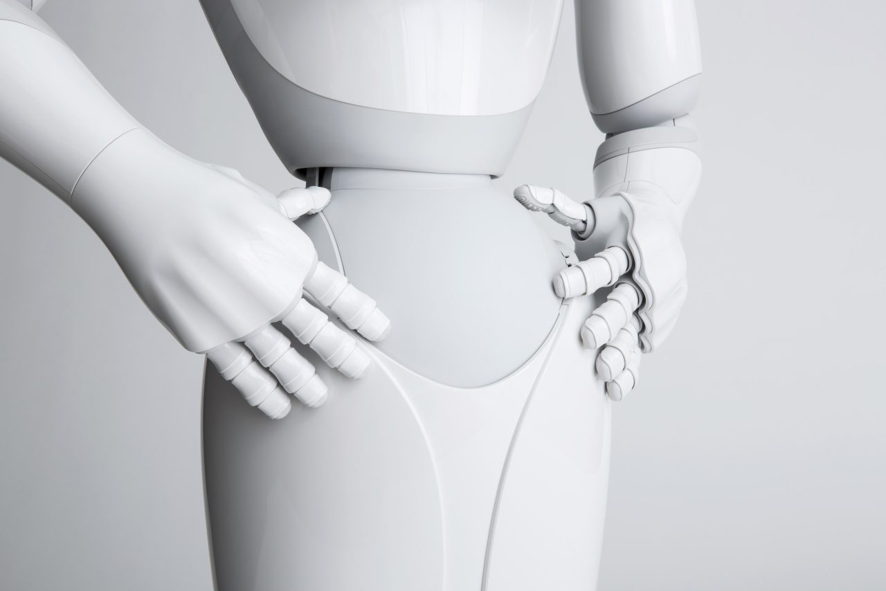 Photo de packshot produit en plan rapproché du robot Pepper les 2 mains posées sur ses hanches