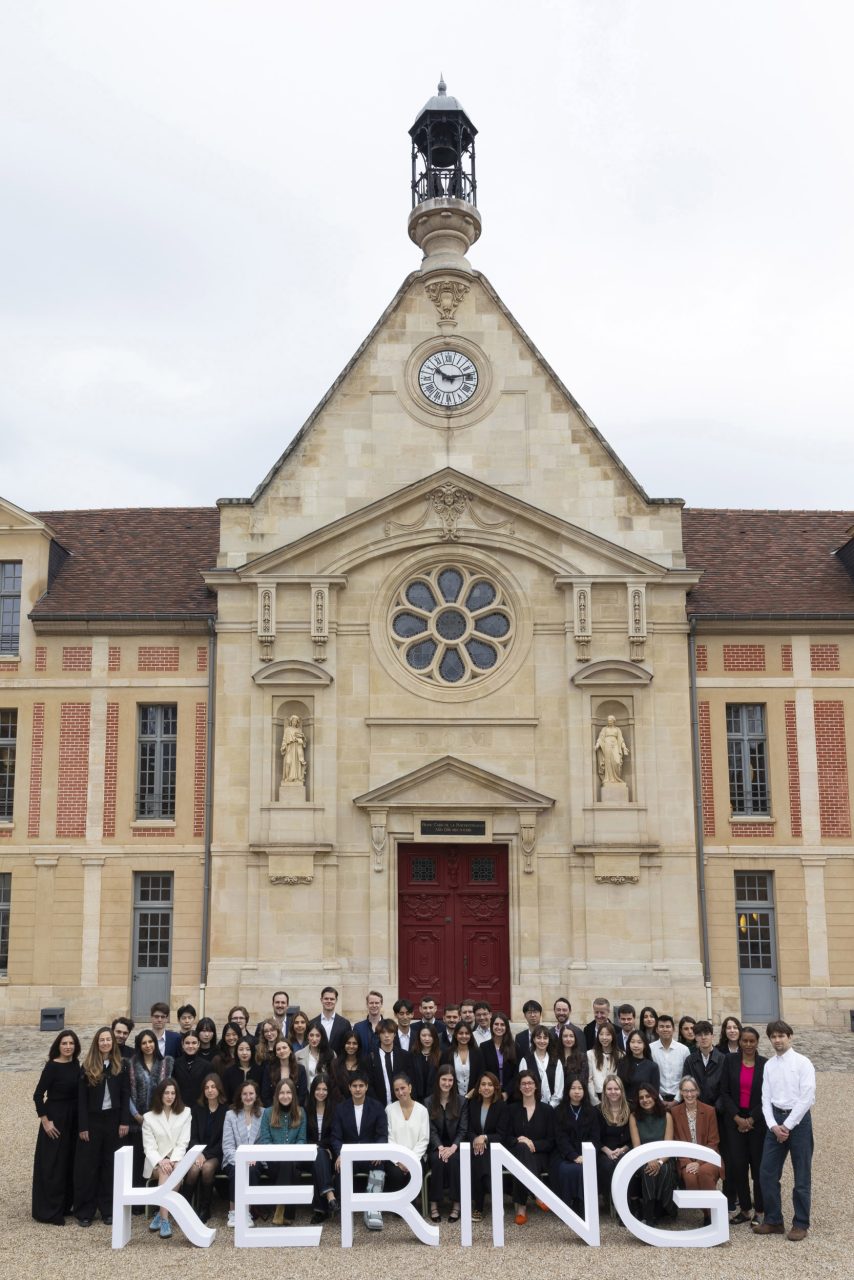 Photographie de groupe, étudiant et professeurs de l'école HEC devant la chapelle de l'ancien hôpital Laennec, siège parisien du Groupe KERING