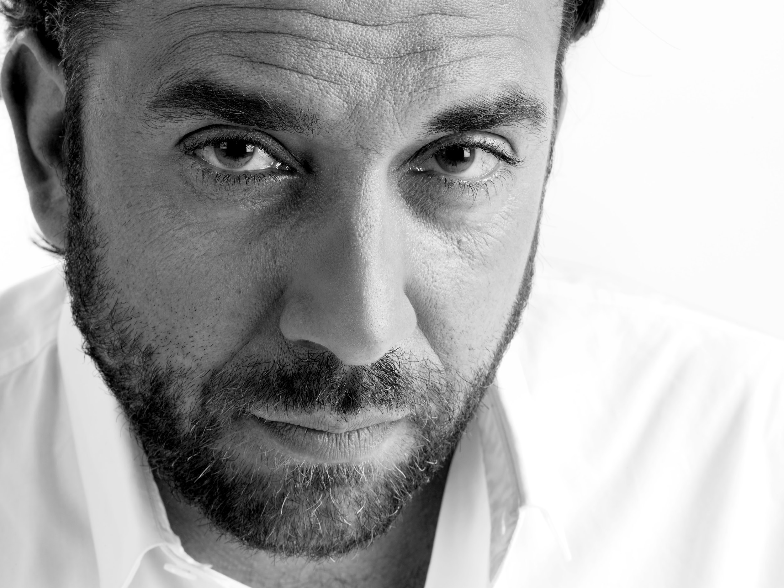 Portrait corporate professionnel en noir et blanc d'un homme réalisé en studio par un photographe portraitiste professionnel.