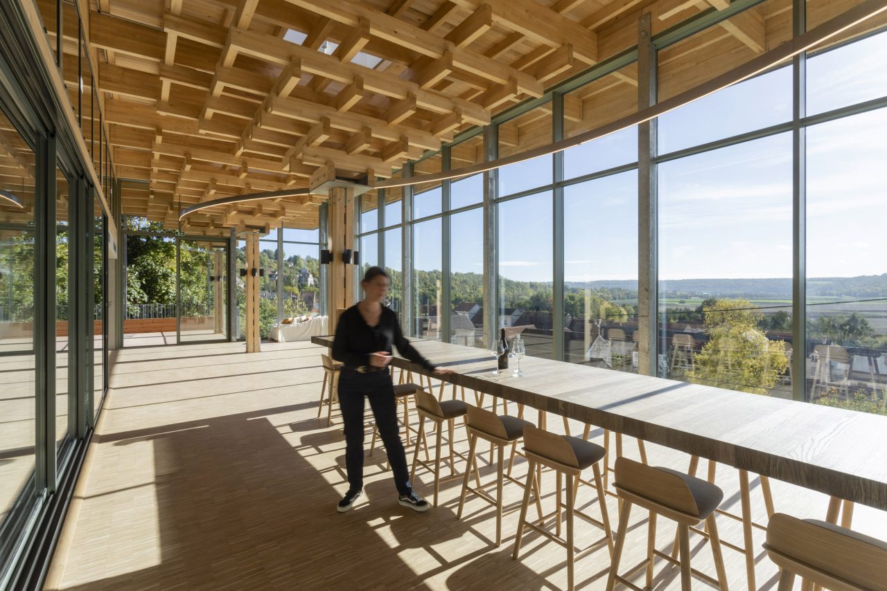 Photographie d'architecture viticole intérieur d'une salle de dégustation en bois et verre