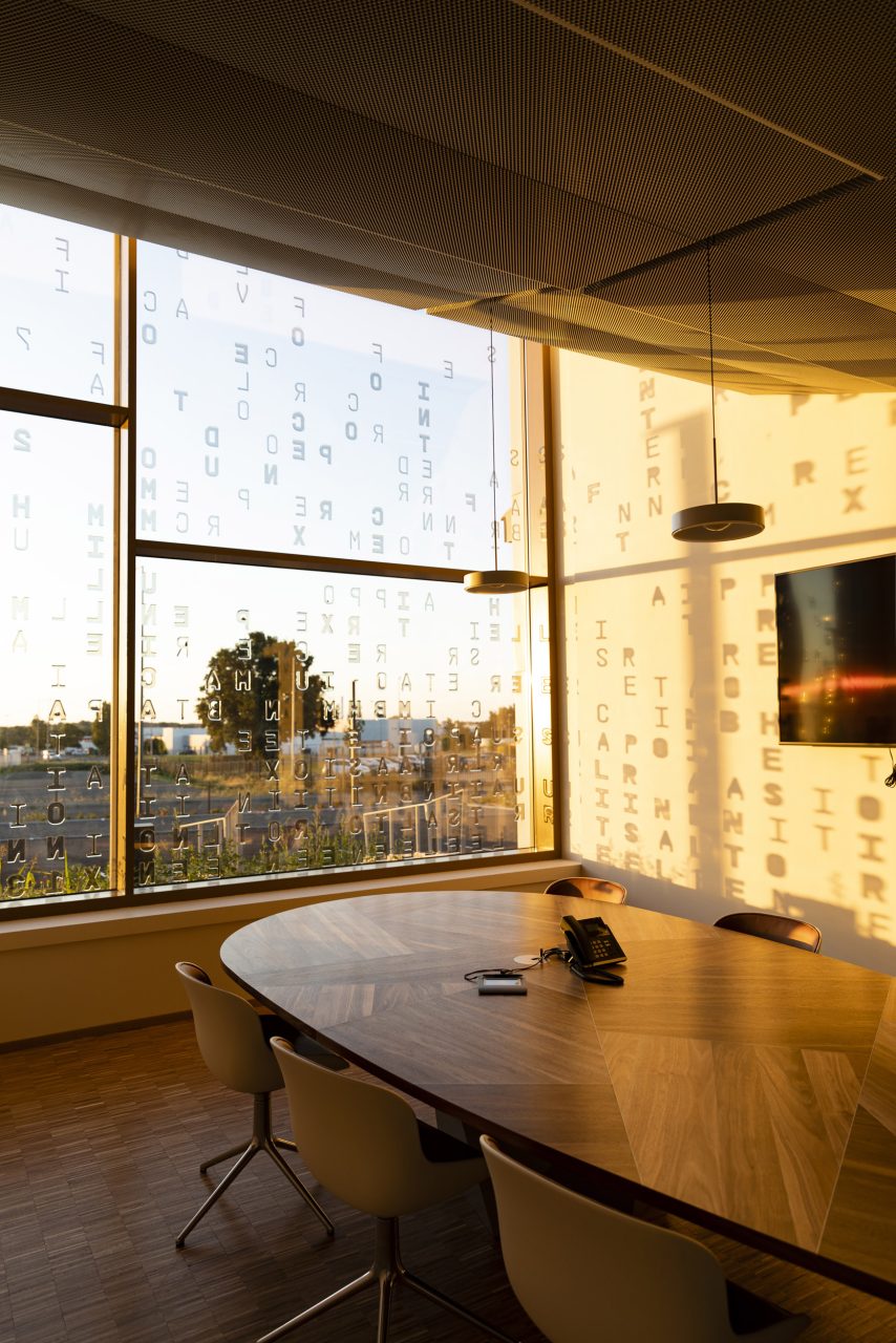 Photo d'architecture intérieure au soleil couchant d'un bureau de l'Office Notarial AMN à Sablé-sur- Sarthe - Architecte Thierry Bonne - Photographe Philippe Dureuil