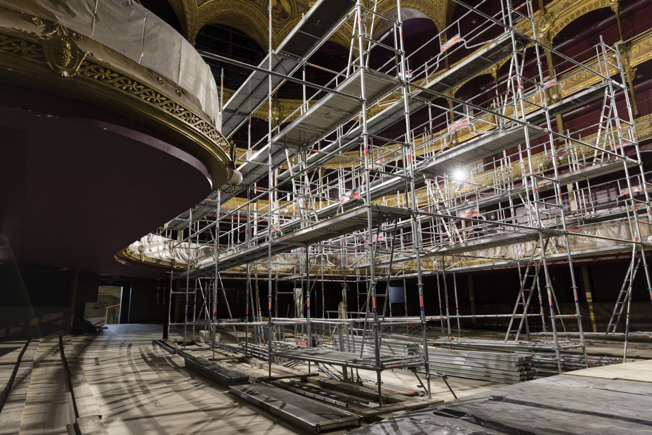 Échafaudages dans la salle du Théâtre du Châtelet pendant les travaux de restauration intérieur