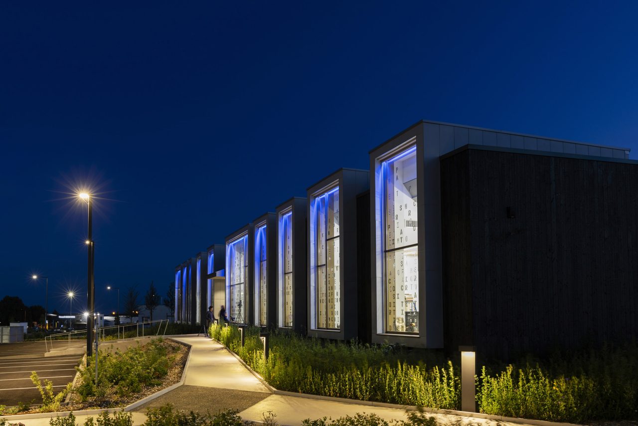 Photo d'architecture d'un bâtiment de nuit - Office Notarial AMN à Sablé-sur- Sarthe - Architecte Thierry Bonne