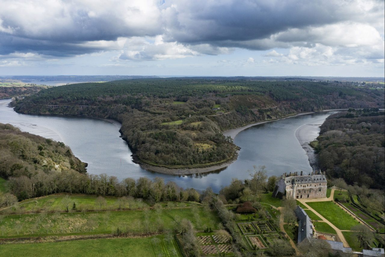 Photo aérienne par drone du Domaine départemental de la Roche-Jagu à Ploëzal, Côtes-d'Armor, Bretagne.