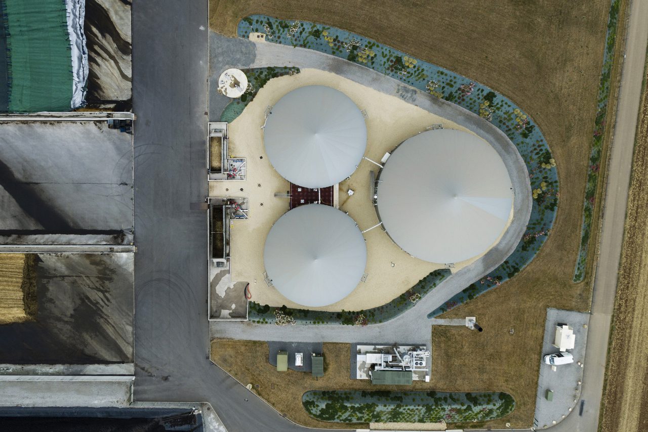 Photographie aérienne par drone d'une usine de biogaz