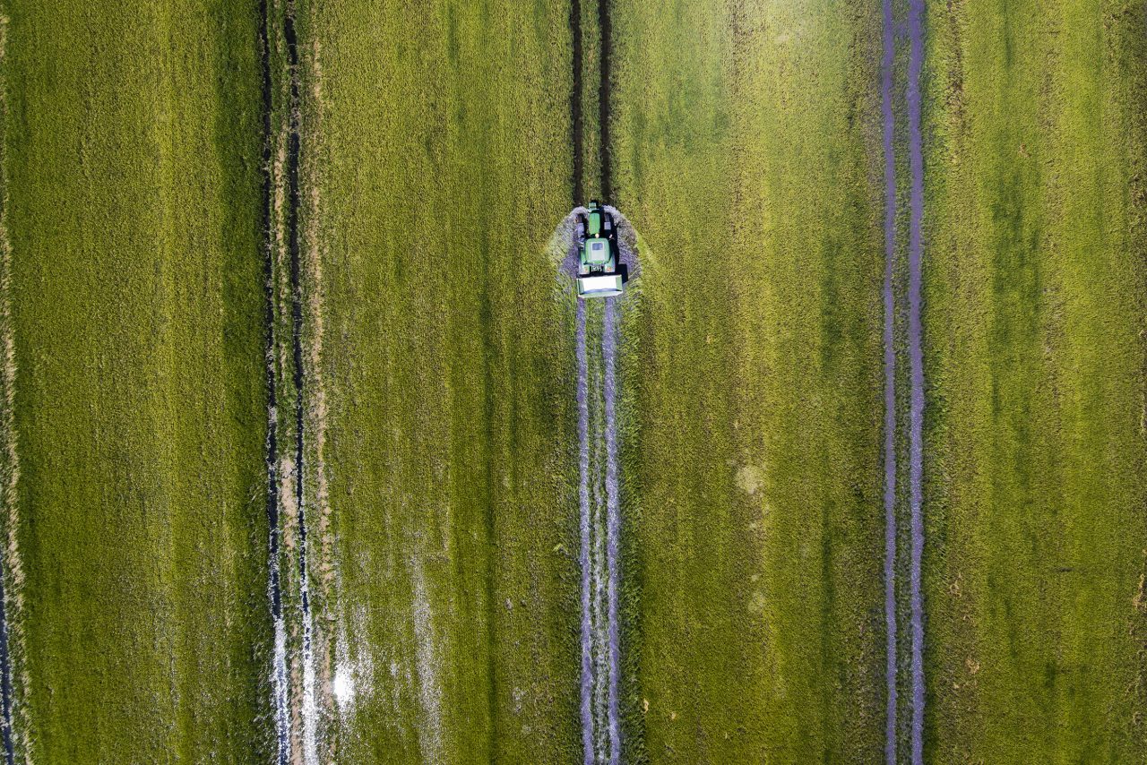 Photographie aérienne par drone en plan masse d'un tracteur dans une rizière