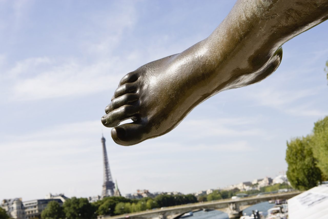 Photo artistique de la seine à Paris avec la tour Eiffel