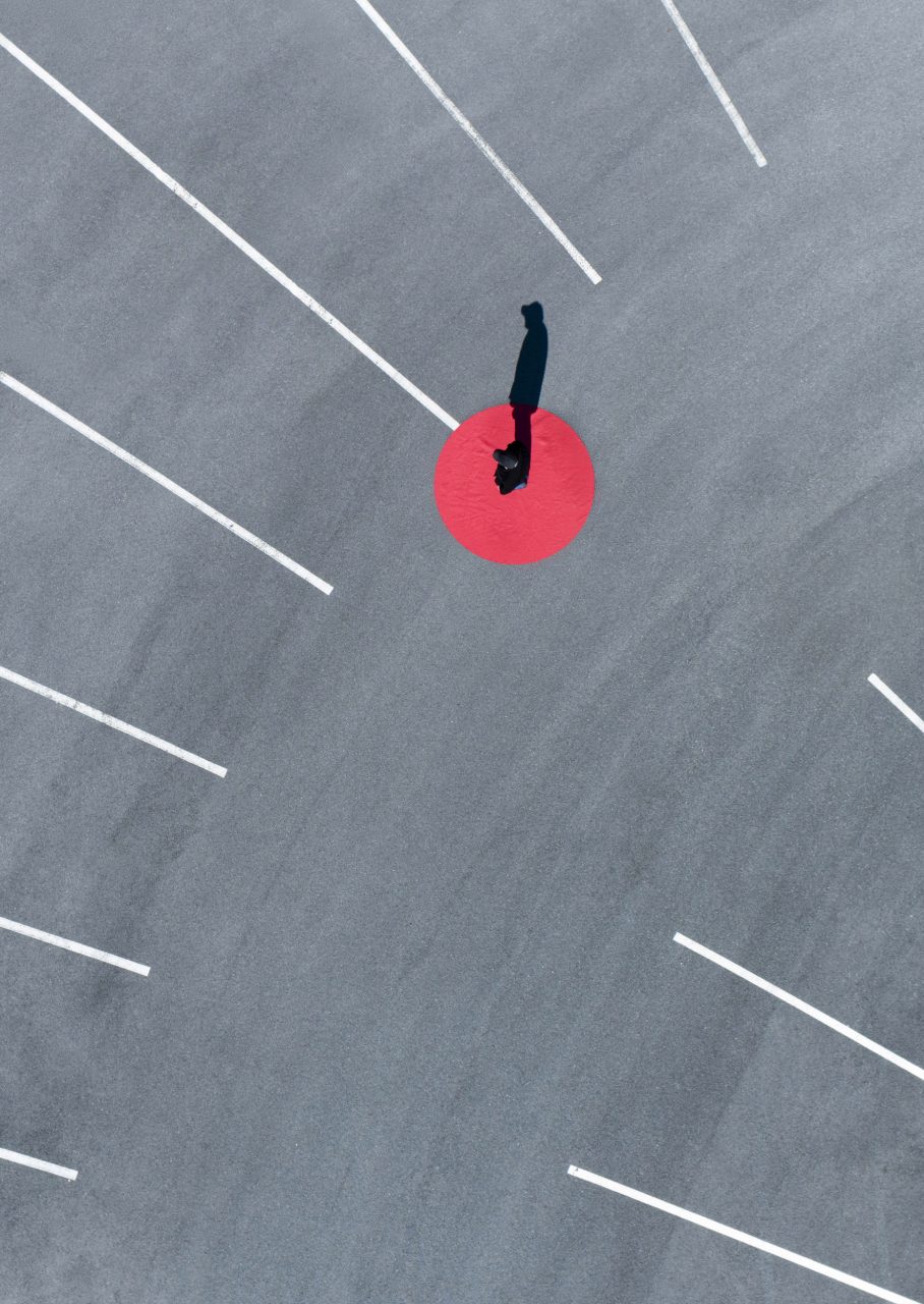 Photo conceptuelle par drone d'un homme debout sur un cercle rouge.