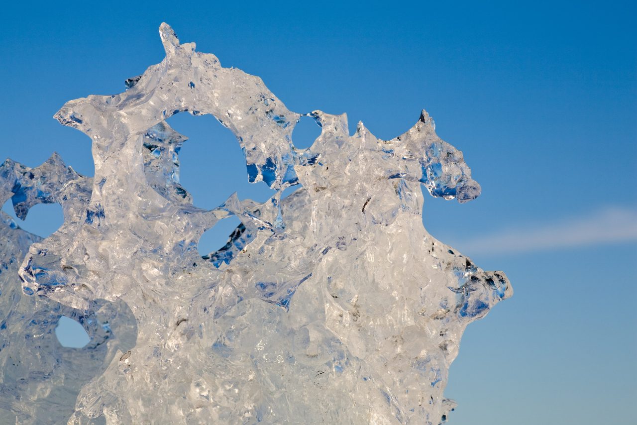 Détail d'un morceau de glace détaché d'un glacier sur fond de ciel bleu