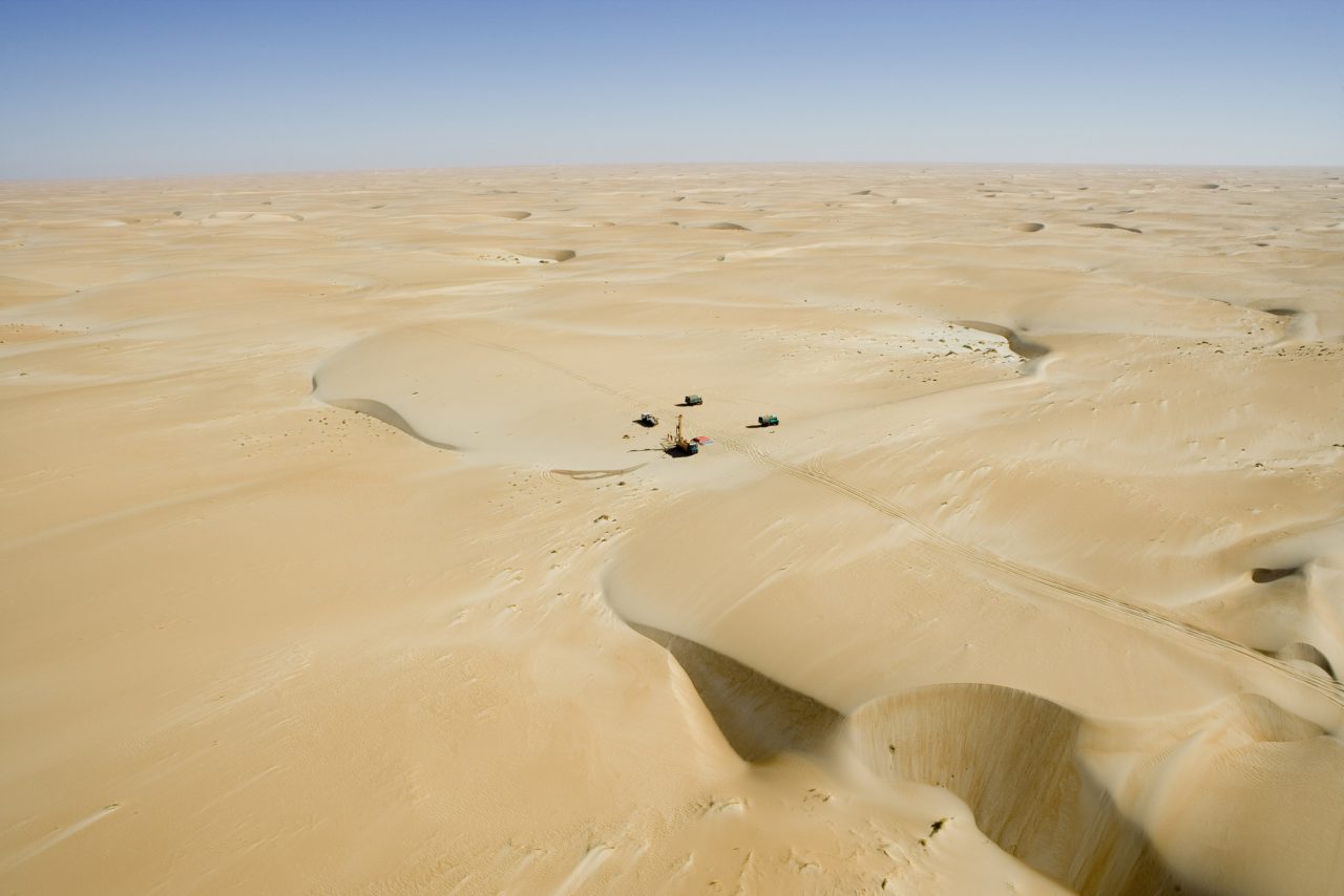 Photographie industrielle aérienne d'un rig de forage dans le désert