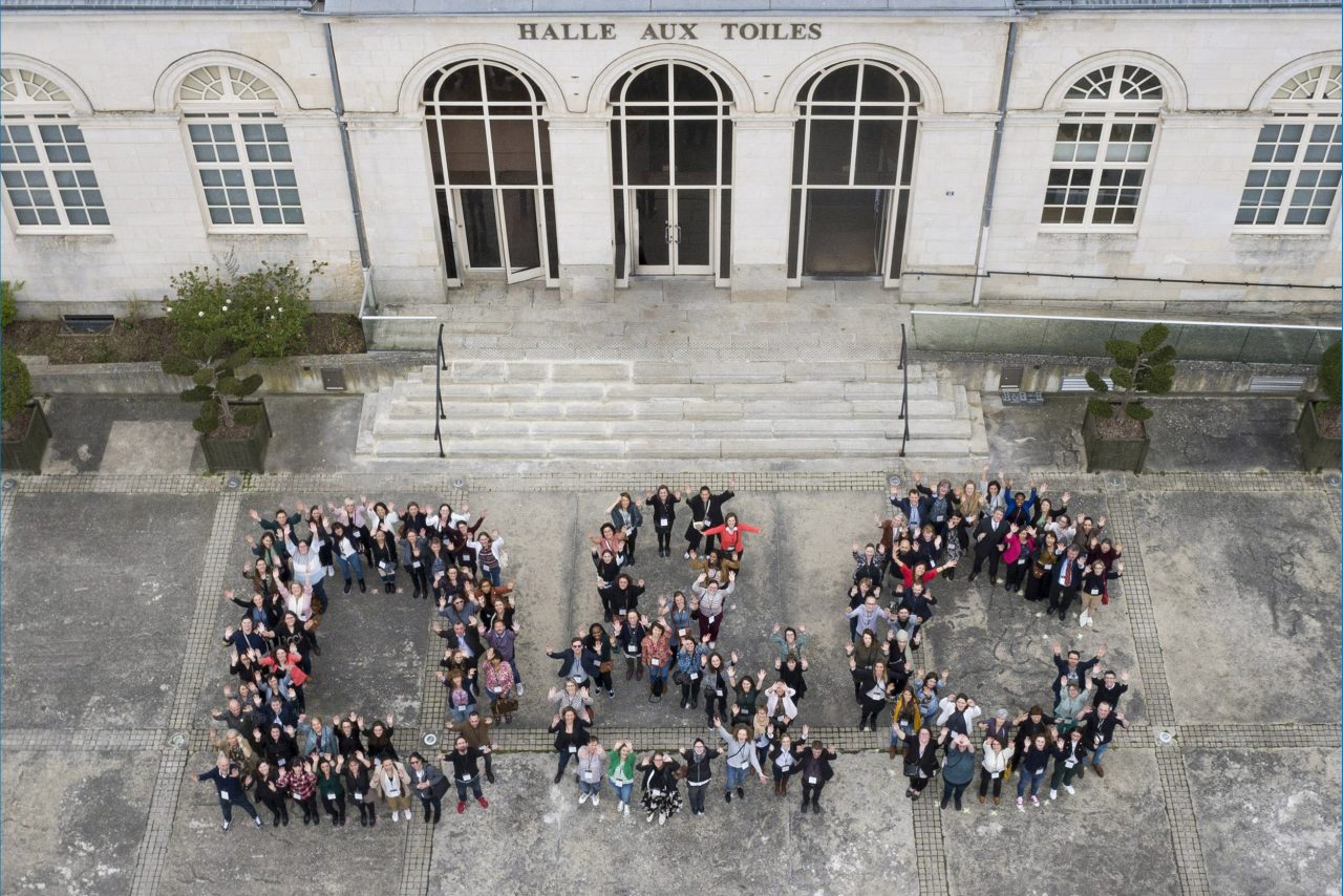 Logo humain par drone