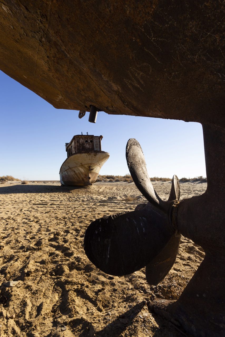 Photo artistique de bateaux échoués sur le sable de la mer d'Aral