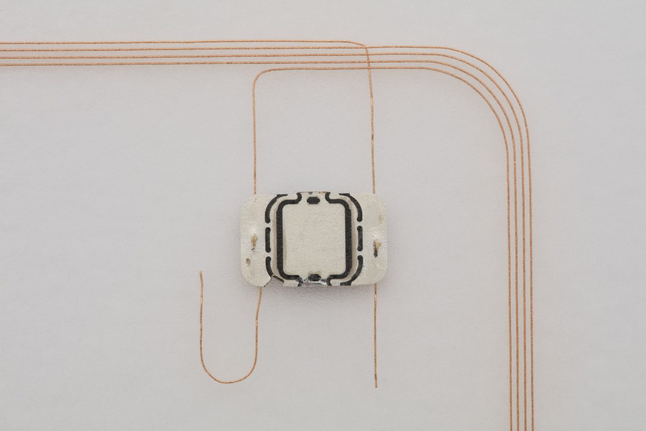 Photographe de packshot, photo d'une puce NFC