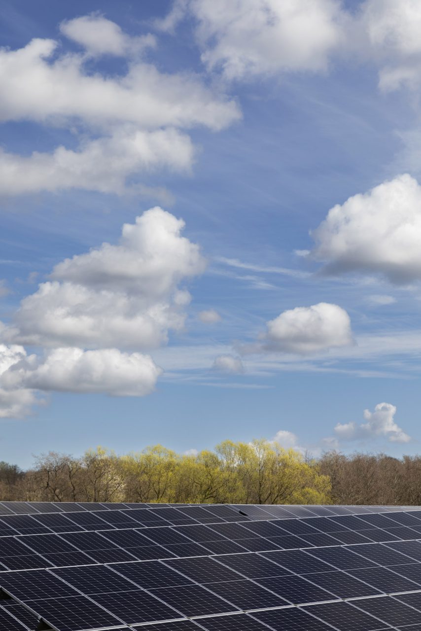 Panneaux d'une centrale solaire sur fond de ciel bleu avec des nuages