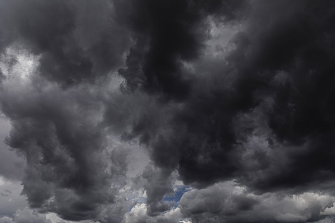 Ciel avec des nuages noir