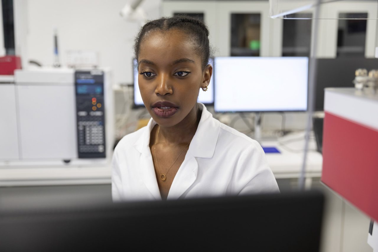 Portrait métier d'une femme au travail en blouse blanche dans un laboratoire de recherche