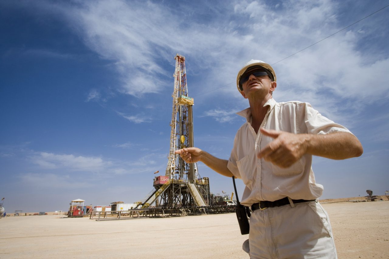 Portrait métier d'un foreur devant un rig