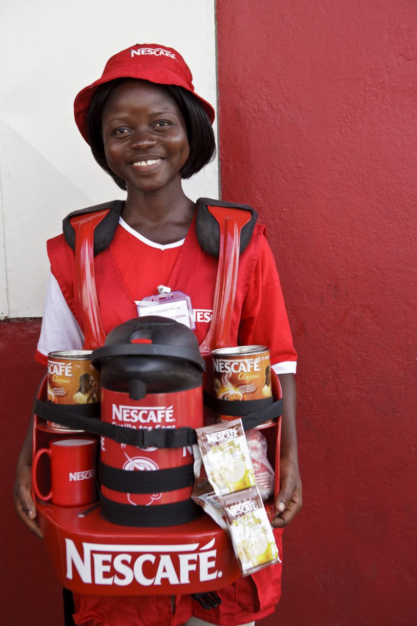 Portrait corporate d'une jeune femme vendeuse de Nescafé® en Côte-d'Ivoire
