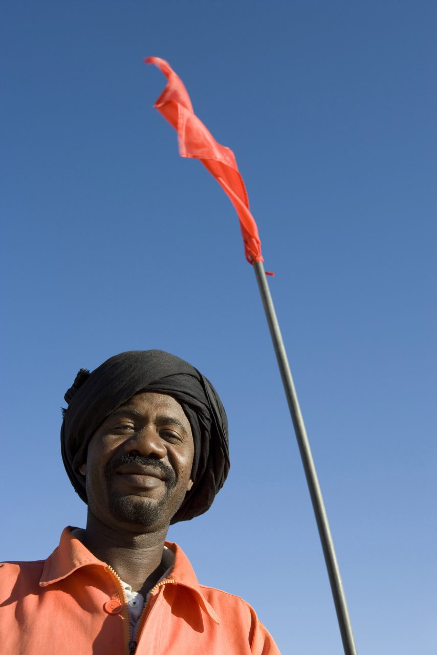 Portrait corporate en contreplongée d'un homme portant un cheikh