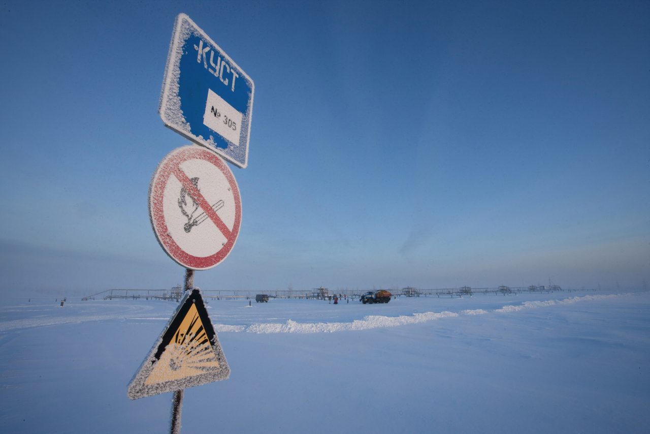 Photographie professionnelle de reportage d'un stockage de gaz en Sibérie sous la neige.
