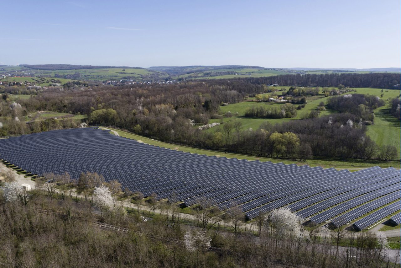 Vue aérienne par drone d'une centrale solaire dans la campagne